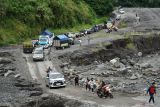 Sejumlah kendaraan terjebak kemacetan ketika antre melintasi jalur alternatif perlintasan Curah Kobokan di Lumajang, Jawa Timur, Jumat (19/4/2024). Antrean tersebut disebabkan jalur Lumajang-Malang melalui Piket Nol ditutup sementara karena terdampak longsor dan pohon tumbang. Antara Jatim/Irfan Sumanjaya/um