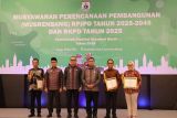Pemprov Sulbar beri penghargaan pembangunan daerah pada tiga kabupaten