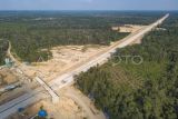 Foto udara pembangunan jalan tol Bayung Lencir - Tempino (Baleno) Seksi 3 di Sungai Landai, Muaro Jambi, Jambi, Jumat (19/4/2024). Menteri Pekerjaan Umum dan Perumahan Rakyat (PUPR) Basuki Hadimuljono menyebutkan progres pembangunan jalan penghubung Jambi dengan Sumatera Selatan sepanjang 33 kilometer itu telah mencapai 80 persen dan ditargetkan rampung pada Juli 2024. ANTARA FOTO/Wahdi Septiawan/aww.
