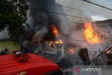 Petugas pemadam dibantu warga berupaya memadamkan api saat terjadi kebakaran toko kelontong dan rumah warga di Desa Lam Ujung, kabupaten Aceh, Besar, Aceh, Sabtu (20/4/2024). Kebakaran sekitar pukul 17.00 WIB  yang menghanguskan satu unit toko  kelontong menjual bahan pangan, gas elpji, satu unit stasiun Pertamini, satu unit mobil minibus dan empat unit rumah warga rusak berat ,  tidak ada korban jiwa dalam peristiwata itu dan  kerugian diperkirakan miliaran rupiah. ANTARA FOTO/Ampelsa.