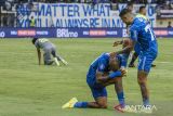 Pesepak bola Persib Bandung David Da Silva (kiri) mencium kaki rekannya Ciro Alves (kanan) saat seleberasi usai mencetak gol ke gawang Persebaya Surabaya pada pertandingan lanjutan BRI Liga 1 di Stadion Si Jalak Harupat, Kabupaten Bandung, Jawa Barat, Sabtu (20/4/2024). Persib mengalahkan Persebaya Surabaya dengan skor akhir 3-1. ANTARA FOTO/Novrian Arbi/agr