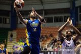 Pebasket Bali United Basketball Kierell A. Green (kanan) berusaha menghadang pebasket Prawira Harum Bandung Brandone Francis (kiri) saat pertandingan Indonesian Basketball League (IBL) 2024 di GOR C-tra Prawira Arena, Bandung, Jawa Barat, Jumat (19/4/2024). Prawira Harum Bandung menang atas Bali United Basketball dengan skor 91-70. ANTARA FOTO/M Agung Rajasa/agr