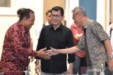 Pj Gubernur Bali Sang Made Mahendra Jaya (kiri) berbincang dengan Dirjen Protokol dan Konsuler Kementerian Luar Negeri Andy Rachmianto (kanan) dan praktisi Wishnutama Kusubandio (tengah) saat rapat koordinasi panitia nasional penyelenggaraan World Water Forum (WWF) ke-10 di Nusa Dua, Badung, Bali, Sabtu (20/4/2024). Rakor tersebut dilakukan sebagai persiapan pelaksanaan WWF pada 18-25 Mei 2024 mendatang. ANTARA FOTO/Fikri Yusuf/wsj.