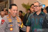 Kapolri Jenderal Pol Listyo Sigit Prabowo (kiri) berbincang dengan Dirjen Informasi dan Komunikasi Publik (IKP) Kominfo Usman Kansong (kanan) usai rapat koordinasi panitia nasional penyelenggaraan World Water Forum (WWF) ke-10 di Nusa Dua, Badung, Bali, Sabtu (20/4/2024). Rakor tersebut dilakukan sebagai persiapan pelaksanaan WWF pada 18-25 Mei 2024 mendatang. ANTARA FOTO/Fikri Yusuf/wsj.