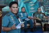 Kepala Staf TNI Angkatan Laut (KSAL) Laksamana TNI Muhammad Ali (kiri)  menyampaikan sambutan saat peluncuran dan bedah buku karyanya berjudul Diplomasi Sang Hiu Kencana di Koarmada II, Surabaya, Jawa Timur, Sabtu (20/4/2024). Buku Diplomasi Sang Hiu Kencana menggambarkan tentang peran TNI Angkatan Laut melakukan berbagai kunjungan diplomasi maritim ataupun diplomasi keamanan laut dan diharapkan dengan terbitnya buku itu berguna bagi generasi muda TNI AL dan masyarakat umum. Antara Jatim/Didik Suhartono/mas.