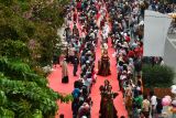 Sejumlah model memeragakan busana saat pemecahan rekor MURI Peragaan Busana Kebaya Kartini dengan catwalk terpanjang, di Kota Madiun, Jawa Timur, Sabtu (20/4/2024). MURI memberikan piagam kepada Wali Kota Maidi atas Pemrakarsa dan Penyelenggara Peragaan Busana Kebaya Kartini dengan Catwalk Terpanjang yaitu sepanjang 1.009 meter. Antara Jatim/Siswowidodo/um 