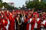 Wali Kota Madiun Maidi (tengah) bersama perwakilan Musium Rekor Dunia Indonesia (MURI) Sri Widayati (ketiga kiriO berfoto bersama sausai penyeraan piagam penghargaan dari MURI atas pemecahan rekor MURI Peragaan Busana Kebaya Kartini dengan catwalk terpanjang, di Kota Madiun, Jawa Timur, Sabtu (20/4/2024). MURI memberikan piagam kepada Wali Kota Maidi atas Pemrakarsa dan Penyelenggara Peragaan Busana Kebaya Kartini dengan Catwalk Terpanjang yaitu sepanjang 1.009 meter. Antara Jatim/Siswowidodo/um