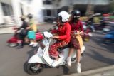 Sejumlah perempuan menaiki skuter pada kegiatan bertajuk Kartinini's Day Right of Pride di Balai Kota Kediri, Jawa Timur, Minggu (21/4/2024). Kegiatan mengelilingi Kota Kediri oleh perempuan pecinta skuter dengan mengendarai sedikitnya 200 unit skuter Vespa tersebut guna memperingati Hari Kartini. Antara Jatim/Prasetia Fauzani/um