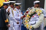 Kepala Staf TNI Angkatan Laut (KSAL) Laksamana TNI Muhammad Ali (ketiga kiri) meletakkan karangan bunga saat memperingati  tiga tahun gugurnya prajurit KRI Nanggala-402 di Monumen KRI Nanggala-402, Koarmada II, Surabaya, Jawa Timur, Minggu (21/4/2024). Peringatan yang  mengusung tema Commemoration The Service And Sacrifice Of Crew KRI Nanggala-402 tersebut untuk mengenang gugurnya 53 kru KRI Nanggala-402 yang tenggelam  di perairan utara pulau Bali pada 21 April 2021. Antara Jatim/Didik Suhartono/um 
