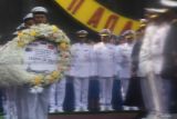 Sejumlah personel TNI Angkatan Laut membawa karangan bunga saat memperingati  tiga tahun gugurnya prajurit KRI Nanggala-402 di Monumen KRI Nanggala-402, Koarmada II, Surabaya, Jawa Timur, Minggu (21/4/2024). Peringatan yang  mengusung tema Commemoration The Service And Sacrifice Of Crew KRI Nanggala-402 tersebut untuk mengenang gugurnya 53 kru KRI Nanggala-402 yang tenggelam  di perairan utara pulau Bali pada 21 April 2021. Antara Jatim/Didik Suhartono/um 