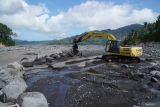 Petugas menggunakan alat berat memperbaiki jalur aliran lahar di Candipuro, Lumajang, Jawa Timur, Minggu (21/4/2024). Balai Besar Wilayah Sungai (BBWS) Brantas berusaha mengembalikan aliran lahar ke jalur semula agar dapat dilalui warga yang terisolasi dikarenakan jembatan limpas tertimbun material lahar hujan Gunung Semeru. Antara Jatim/Irfan Sumanjaya/um 