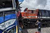 Satu penumpang tewas saat kereta api tabrak bus di OKU