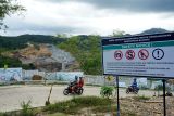 Pembangunan Bendungan Bagong Trenggalek. Pengendara melintas dekat lokasi proyek pembangunan Bendungan Bagong, Trenggalek, Jawa Timur, Sabtu (20/4/2024). Poyek strategis nasional (PSN) yang menyedot anggaran Rp1,6 triliun ini telah dimulai sejak 2015 dan ditargetkan rampug pada akhir 2024 ini diproyeksikan mampu menampung 17,5 juta meter kubik air sehingga bisa efektif mengendalikan dampak banjir di wilayah Kota Trenggalek dan sekitar, sekaligus meningkatkan cakupan daerah irigasi pertanian seluas 857 hektare. Antara Jatim/Destyan Sujarwoko/um