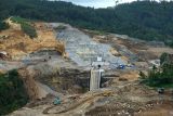 Pengendara melintas dekat lokasi proyek pembangunan Bendungan Bagong, Trenggalek, Jawa Timur, Sabtu (20/4/2024). Poyek strategis nasional (PSN) yang menyedot anggaran Rp1,6 triliun ini telah dimulai sejak 2015 dan ditargetkan rampug pada akhir 2024 ini diproyeksikan mampu menampung 17,5 juta meter kubik air sehingga bisa efektif mengendalikan dampak banjir di wilayah Kota Trenggalek dan sekitar, sekaligus meningkatkan cakupan daerah irigasi pertanian seluas 857 hektare.  Antara Jatim/Destyan Sujarwoko/um