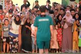 Presiden Joko Widodo bermain bola di Gorontalo