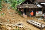 Petugas meninjau rumah terdampak tanah longsor di Desa Sumurup, Trenggalek, Jawa Timur, Sabtu (20/4/2024). BPBD Trenggalek melaporkan sedikitnya 12 rumah warga yang tersebar di lima kecamatan daerah itu dilaporkan rusak berat dan sebagian tidak layak huni akibat terjangan tanah longsor yang mendera wilayah itu sejak Jumat (19/4/2024), sehingga 35 jiwa harus diungsikan sementara ke tempat aman. Antara Jatim/Destyan Sujarwoko/um
