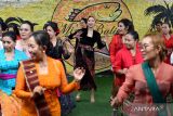 Sejumlah perempuan menari dengan mengenakan busana kebaya saat mengikuti kegiatan Kartini Berdansa di Denpasar, Bali, Minggu (21/4/2024). Kegiatan yang diselenggarakan Aliansi Masyarakat Pembela NKRI itu dilakukan untuk mengajak para perempuan agar dapat terus berkarya melalui momentum peringatan Hari Kartini. ANTARA FOTO/Fikri Yusuf/wsj.