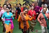 Sejumlah perempuan menari dengan mengenakan busana kebaya saat mengikuti kegiatan Kartini Berdansa di Denpasar, Bali, Minggu (21/4/2024). Kegiatan yang diselenggarakan Aliansi Masyarakat Pembela NKRI itu dilakukan untuk mengajak para perempuan agar dapat terus berkarya melalui momentum peringatan Hari Kartini. ANTARA FOTO/Fikri Yusuf/wsj.