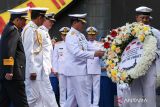 Kepala Staf TNI Angkatan Laut (KSAL) Laksamana TNI Muhammad Ali (ketiga kanan) meletakkan karangan bunga saat memperingati tiga tahun gugurnya prajurit KRI Nanggala-402 di Monumen KRI Nanggala-402, Koarmada II, Surabaya, Jawa Timur, Minggu (21/4/2024). Peringatan yang mengusung tema Commemoration The Service And Sacrifice Of Crew KRI Nanggala-402 tersebut untuk mengenang gugurnya 53 kru KRI Nanggala-402 yang tenggelam di perairan utara pulau Bali pada 21 April 2021. ANTARA FOTO/Didik Suhartono/wsj.