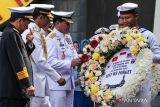Kepala Staf TNI Angkatan Laut (KSAL) Laksamana TNI Muhammad Ali (ketiga kiri) meletakkan karangan bunga saat memperingati tiga tahun gugurnya prajurit KRI Nanggala-402 di Monumen KRI Nanggala-402, Koarmada II, Surabaya, Jawa Timur, Minggu (21/4/2024). Peringatan yang mengusung tema Commemoration The Service And Sacrifice Of Crew KRI Nanggala-402 tersebut untuk mengenang gugurnya 53 kru KRI Nanggala-402 yang tenggelam di perairan utara pulau Bali pada 21 April 2021. ANTARA FOTO/Didik Suhartono/wsj.