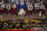Siswa memakai sepatu baru yang diterima di Pendopo Indramayu, Jawa Barat, Senin (22/4/2024). Pemkab Indramayu menyalurkan 1000 pasang sepatu untuk anak-anak tingkat SD dan SMP yang membutuhkan. ANTARA FOTO/Dedhez Anggara/agr