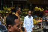 Presiden Jokowi pantau harga bahan pokok di pasar tradisional di Mamasa