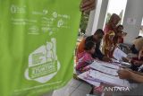 Petugas Bapanas mendata keluarga penerima bantuan pangan penanganan stunting atau tengkes di Kantor Kecamatan Ciamis, Kabupaten Ciamis, Jawa Barat, Selasa (23/4/2024). Bapanas menyasar 1,4 juta lebih Keluarga Rawan Stunting (KRS) di tujuh provinsi di Indonesia sebagai penerima bantuan pangan penanganan stunting paket bantuan berupa sepuluh butir telur dan satu ekor ayam potong yang distribusikan oleh Holding BUMN Pangan dan ID FOOD. ANTARA FOTO/Adeng Bustomi/agr