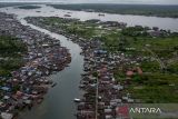 Geopark Meratus masuk usulan Global Geopark 2024. Foto udara Kampung Jukung di Situs Geopark Meratus bagian barat, Desa Pulau Sewangi, Kabupaten Barito Kuala, Kalimantan Selatan, Rabu (24/4/2024). UNESCO pada dokumen dengan kode SC/2024/UGGp/1 Rev resmi meliris 18 usulan Global Geopark baru pada 2024, dua diantaranya berasal dari Indonesia yakni Geopark Meratus dan Geopark Kebumen sedangkan sisanya dari negara lain seperti Brasil, Kanada, Arab Saudi, Spanyol dan Vietnam untuk dievaluasi. ANTARA/Bayu Pratama S.