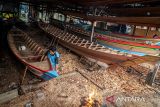 Kampung Jukung di Kalimantan Selatan. Seorang pekerja menyelesaikan pembuatan perahu (jukung) tradisional di Desa Pulau Sewangi, Kabupaten Barito Kuala, Kalimantan Selatan, Rabu (24/4/2024). Desa Pulau Sewangi atau Kampung Jukung yang berada di alur Sungai Barito itu, sebanyak 70 persen masyarakat bermata pencaharian pembuatan perahu tradisional dari total penduduk sekitar tiga ribu jiwa. ANTARA/Bayu Pratama S.