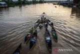 Pasar Terapung Lok Baintan Kalsel. Sejumlah pedagang di tarik perahu mesin saat menuju Pasar Terapung Lok Baintan di Kabupaten Banjar, Kalimantan Selatan, Rabu (24/4/2023). Pasar yang berada di aliran Sungai Martapura tersebut merupakan pasar tradisional yang menjual beragam dagangan hasil produksi pertanian dan perkebunan masyarakat setempat dari atas Jukung. ANTARA/Bayu Pratama S.