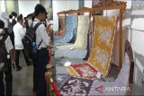 wisatawan Museum Batik Pekalongan, Jateng, dilatih cara membatik