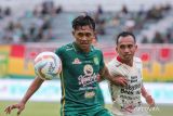 Pesepak bola Persebaya Surabaya Arief Catur Pamungkas (kiri) berebut bola dengan pesepak bola Bali United Irfan Jaya (kanan) pada pertandingan BRI Liga 1 di Stadion Gelora Bung Tomo, Surabaya, Jawa Timur, Rabu (24/4/2024). Bali United menang 2-0 atas Persebaya Surabaya. ANTARA FOTO/Rizal Hanafi/wsj.