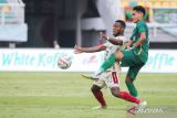 Pesepak bola Persebaya Surabaya Mikael Alfredo Tata (kanan) berebut bola dengan pesepak bola Bali United Privat Mbarga (kiri) pada pertandingan BRI Liga 1 di Stadion Gelora Bung Tomo, Surabaya, Jawa Timur, Rabu (24/4/2024). Bali United menang 2-0 atas Persebaya Surabaya. ANTARA FOTO/Rizal Hanafi/wsj.