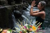 Seorang wisatawan mancanegara melakukan ritual melukat atau pembersihan diri di Pura Tirta Empul, Tampaksiring, Gianyar, Bali, Rabu (24/4/2024). Ritual tersebut direncanakan masuk dalam agenda World Water Forum (WWF) ke-10 di Bali yang akan diselenggarakan pada 18-25 Mei 2024 mendatang. ANTARA FOTO/Nyoman Hendra Wibowo/wsj.