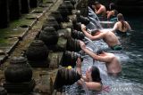 Sejumlah wisatawan mancanegara melakukan ritual melukat atau pembersihan diri di Pura Tirta Empul, Tampaksiring, Gianyar, Bali, Rabu (24/4/2024). Ritual tersebut direncanakan masuk dalam agenda World Water Forum (WWF) ke-10 di Bali yang akan diselenggarakan pada 18-25 Mei 2024 mendatang. ANTARA FOTO/Nyoman Hendra Wibowo/wsj.