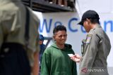 Petugas gabungan memeriksa KTP penumpang KM Tilongkabila yang berangkat dari Pelabuhan Lembar, NTB,  setibanya di Pelabuhan Benoa, Denpasar, Bali, Rabu (24/4/2024). Sidak kependudukan tersebut diselenggarakan sebagai upaya pengawasan dan penertiban penduduk pendatang yang masuk ke wilayah Denpasar khususnya setelah masa mudik lebaran. ANTARA FOTO/Fikri Yusuf/wsj.