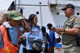 Petugas gabungan memeriksa KTP penumpang KM Tilongkabila yang berangkat dari Pelabuhan Lembar, NTB,  setibanya di Pelabuhan Benoa, Denpasar, Bali, Rabu (24/4/2024). Sidak kependudukan tersebut diselenggarakan sebagai upaya pengawasan dan penertiban penduduk pendatang yang masuk ke wilayah Denpasar khususnya setelah masa mudik lebaran. ANTARA FOTO/Fikri Yusuf/wsj.
