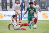 Pesepak bola Persebaya Surabaya Muhammad Iqbal (kanan) berusaha melewati hadangan pesepak bola Bali United I Made Tito Wiratama (kiri) pada pertandingan BRI Liga 1 di Stadion Gelora Bung Tomo, Surabaya, Jawa Timur, Rabu (24/4/2024). Bali United berhasil mengalahkan tuan rumah Persebaya Surabaya dengan skor 2-0. Antara Jatim/Rizal Hanafi/um 