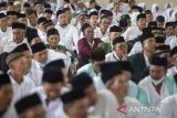 Jemaah calon haji mengikuti bimbingan massal di gedung Embarkasi Kertajati, Indramayu, Jawa Barat, Kamis (25/4/2024). Sebanyak 1.885 orang jamaah calon haji asal Kabupaten Indramayu mengikuti bimbingan massal yang diadakan oleh Kantor Kementerian Agama Indramayu guna memberikan bekal serta pengetahuan saat melaksanakan ibadah haji. ANTARA FOTO/Dedhez Anggara/agr
