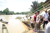 Babinsa Kodim 0406/LL bantu siswa di Muratara menyeberangi sungai