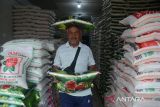 Buruh mengangkut beras kualitas premium untuk pembeli di toko grosir pasar tradisional Kampung Baru, Banda Aceh, Aceh, Kamis (25/4/2024).  Pemerintah memperpanjang relaksasi harga eceran tertinggi (HET) beras premium  dari Rp13.900 per kilogram menjadi Rp14.900 per kilogram dan beras medium dari Rp 10.900 per kilogram menjadi Rp12.500 per kilogram terhitung sejak tanggal 24 April  sampai 31 Mei 2024 guna menjaga  stabilitas pasokan dan harga beras.  ANTARA FOTO/Ampelsa.