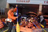 Petugas memandu siswa Paud Mentari Sindangrasa yang mengikuti simulasi mitigas bencana di Kantor BPBD Kabupaten Ciamis, Jawa Barat, Kamis (25/4/2024). Kegiatan belajar mengajar yang digelar di kantor BPBD itu untuk mengedukasi tentang mitigasi bencana sejak dini sebagai upaya mengurangi korban jiwa dan kesiapsiagaan sekolah dalam menghadapi bencana alam. ANTARA FOTO/Adeng Bustomi/agr