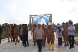 Pj Bupati Muara Enim tinjau jembatan Ujan Mas