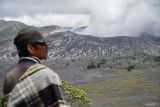 Warga menyaksikan panorama Gunung Bromo di kawasan Taman Nasional Bromo Tengger Semeru (TNBTS), Probolinggo, Jawa Timur, Kamis (25/4/2024). Balai Besar TNBTS memberlakukan penutupan sementara kegiatan wisata pada 25-26 April 2024 dalam rangka pembersihan kawasan wisata usai libur Lebaran. Antara Jatim/Irfan Sumanjaya/mas.