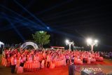 Direktur Utama Bank Sumut Babay Parid Wazdi (tengah) memperkenalkan eksotisme objek wisata Danau Toba saat acara Welcome Dinner, Jumat (26/4/2024). Dia mengatakan, selain memiliki banyak spot wisata alam dan budaya. Danau Tobajuga memiliki wisata bersejarah di Parapat, yakni tempat pengasingan proklamator kemerdekaan Republik Indonesia Bung Karno (Soekarno) dan dua tokoh bangsa lainnya Sutan Sjahrir dan KH Agus Salim di masa penjajahan.Dengan jejak sejarah berupa bangunan heritage di tepian  Danau Toba, yang kini dikenal sebagai Pesanggrahan Soekarno. 