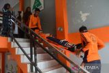 Sejumlah pelajar menggunakan tandu mengevakuasi rekannya yang terluka  saat berlangsung simulasi evakuasi mandiri di SMA 1 Lhoknga, kabupaten Aceh Besar, Aceh, Jumat (26/4/2024). Simulasi gempa dan tsunami yang rutin digelar setiap bulan pada tanggal 26 di sekolah tersebut  untuk  meningkatkan kewaspadaan dan pengurangan resiko bencana. ANTARA FOTO/Ampelsa.
