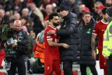 Jurgwn Klopp dan Mo Salah berdebat di pinggir lapangan