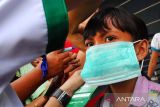 Lindungi anak dengan penggunaan masker saat menyaksikan hewan kurban