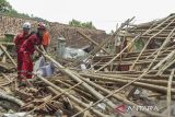 Petugas membersihkan puing rumah hancur di Jatisari, Bojongpicung, Kabupaten Cianjur, Jawa Barat, Sabtu (27/4/2024). Badan Penanggulangan Bencana Daerah (BPBD) Cianjur mencatat sebanyak 34 unit rumah warga rusak, dua fasilitas umum rusak, akses jalan desa retak dan sebanyak 77 Kepala Keluarga (KK) terpaksa mengungsi ke tempat yang aman akibat musibah pergerakan tanah tersebut. ANTARA FOTO/Henry Purba/agr
