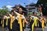 Sejumlah anak menarikan Tari Sekar Jempiring secara massal dalam rangkaian kegiatan Naluriku Menari di Denpasar, Bali, Sabtu (27/4/2024). Pementasan tari maskot Kota Denpasar oleh 1.100 orang penari itu dilakukan untuk merayakan Hari Tari Sedunia 2024. ANTARA FOTO/Fikri Yusuf/wsj.
